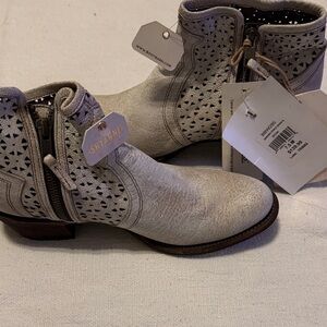 NWT-Shyanne Boot Barn bootie cowgirl shoe. SZ 7.5 M crack wash brown
U1